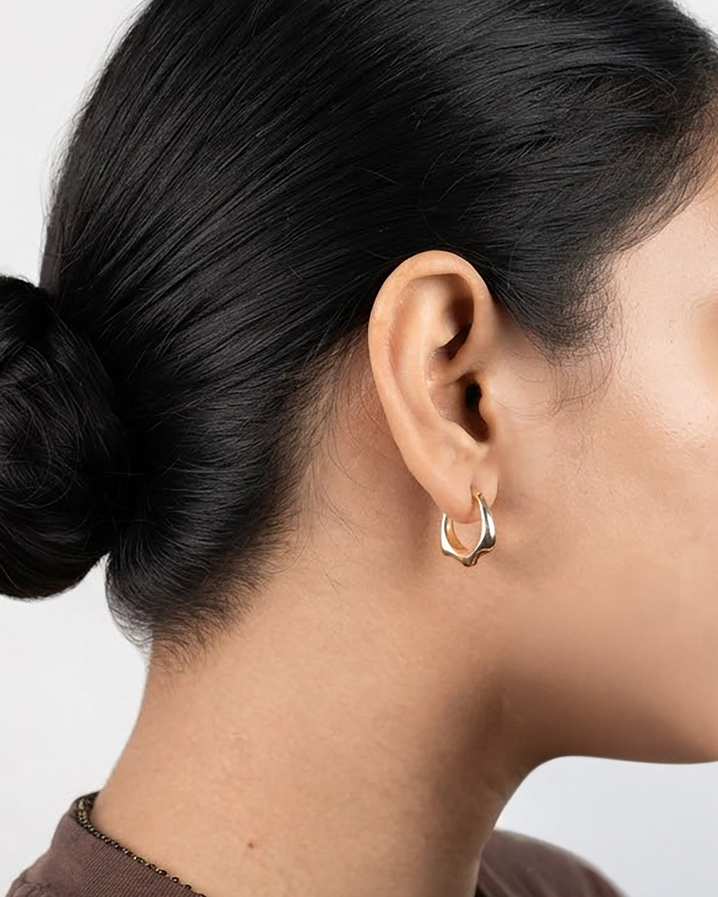 14K Yellow Gold Flower Detail Hoop Earrings – 18mm