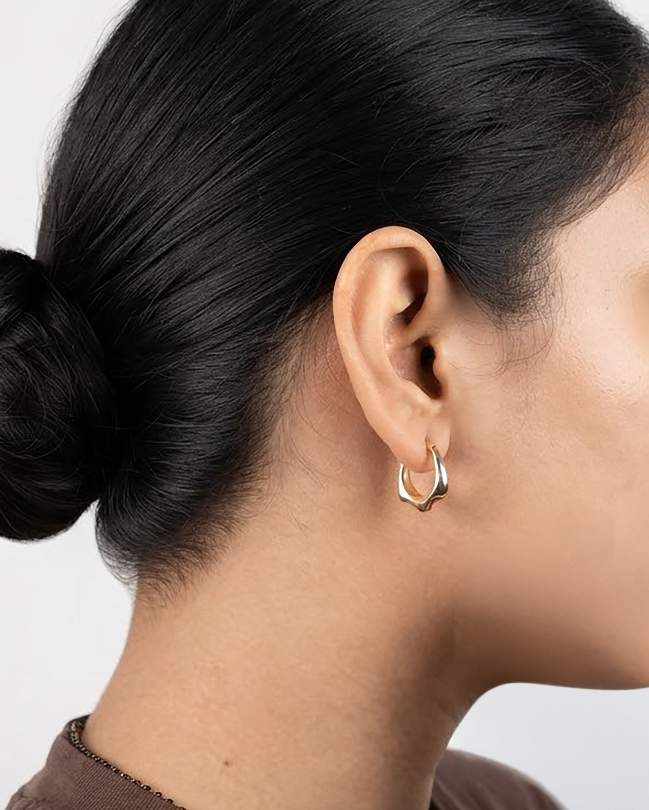 14K Yellow Gold Flower Detail Hoop Earrings – 18mm